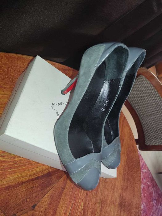 Элегантные фирменные туфли-лабутен с красной подошвой