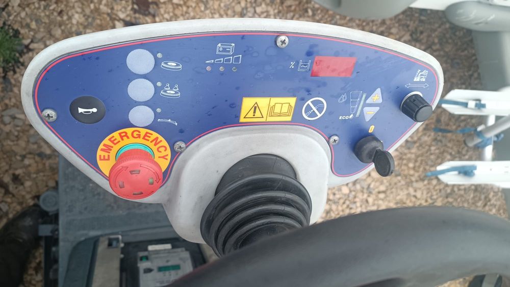 Машина за почистване на под  Nelflisk