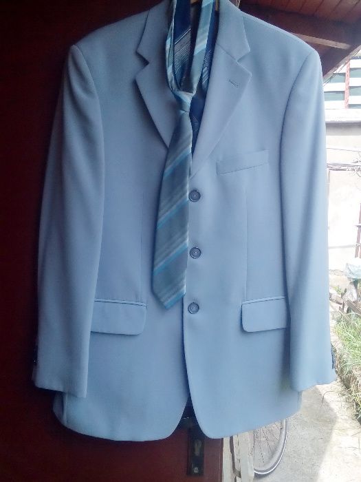 Продавам мъжки костюми и сака