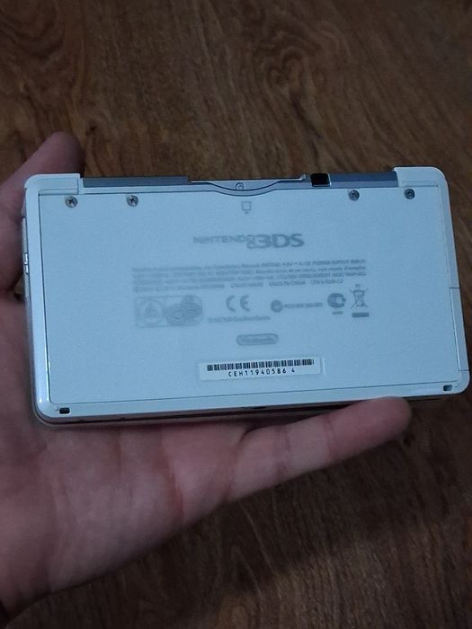 Nintendo 3DS modat cu accesorii