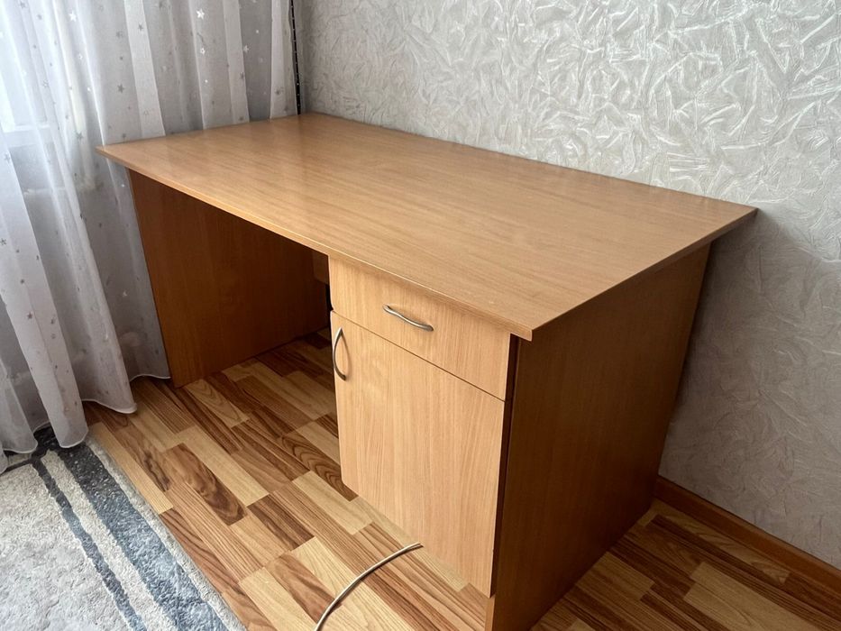 Продам письменый стол + кресло в чехле