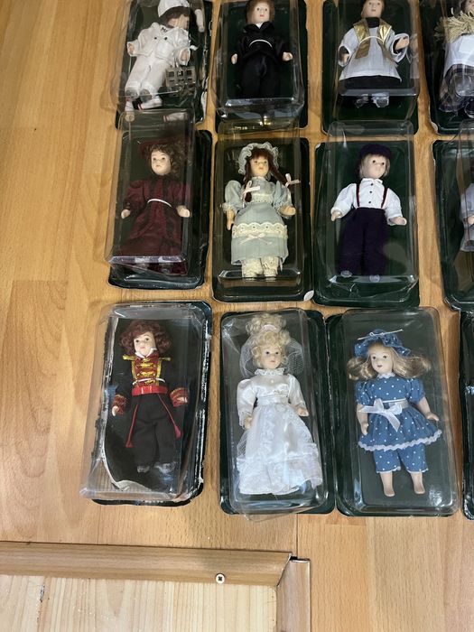 Колекция от 21бр. порцеланови кукли