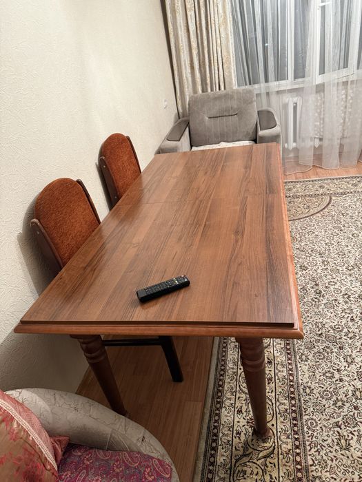 Продам стол и кресло со стулями