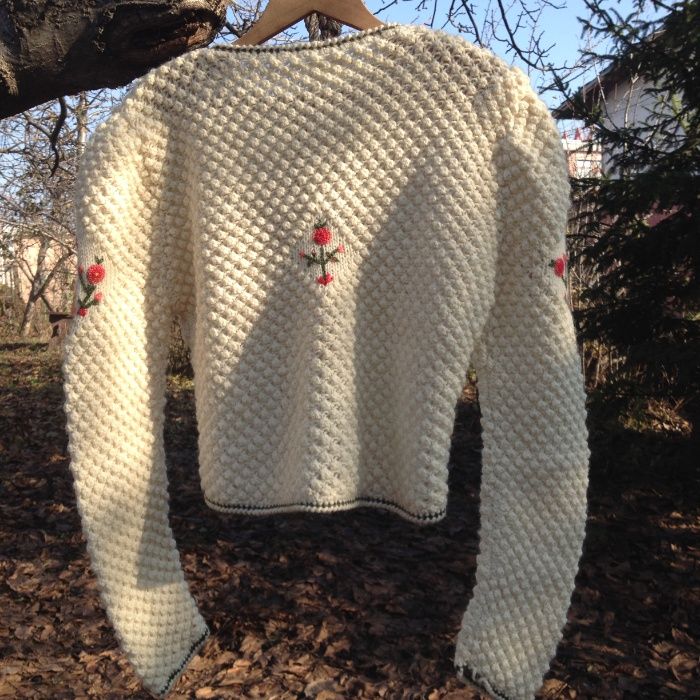 Жилетка ръчно плетена и везана S размер