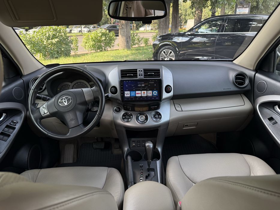 Автомобиль Toyota Rav4