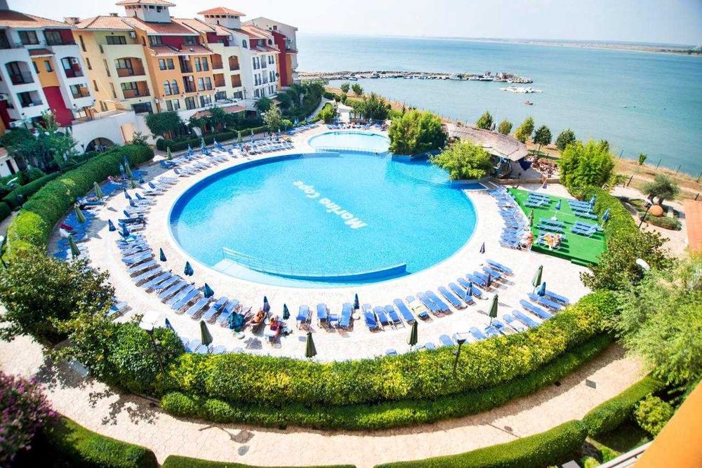 Просторен двустаен апартамент с гледка море, Първа линия