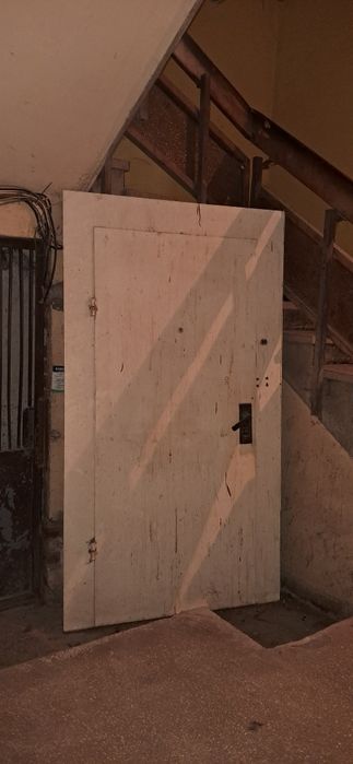 Метална врата усилена с каса