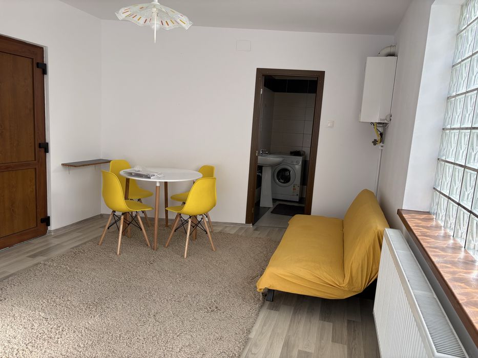 Inchiriez apartament cu o camera la casa