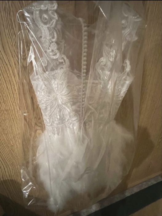 Rochie alba cu pene