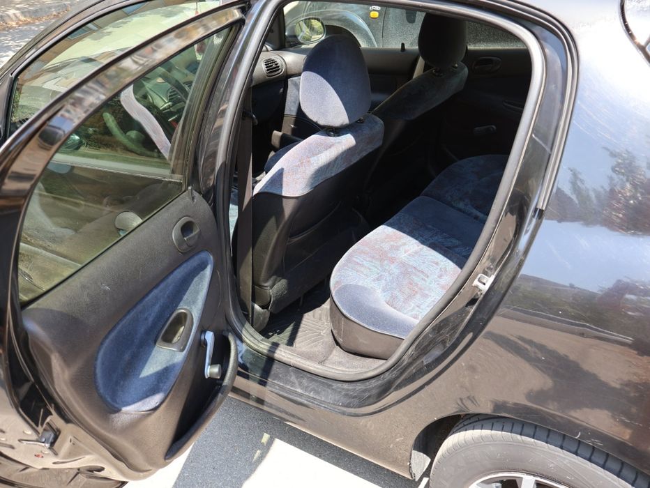 Продавам Пежо 206