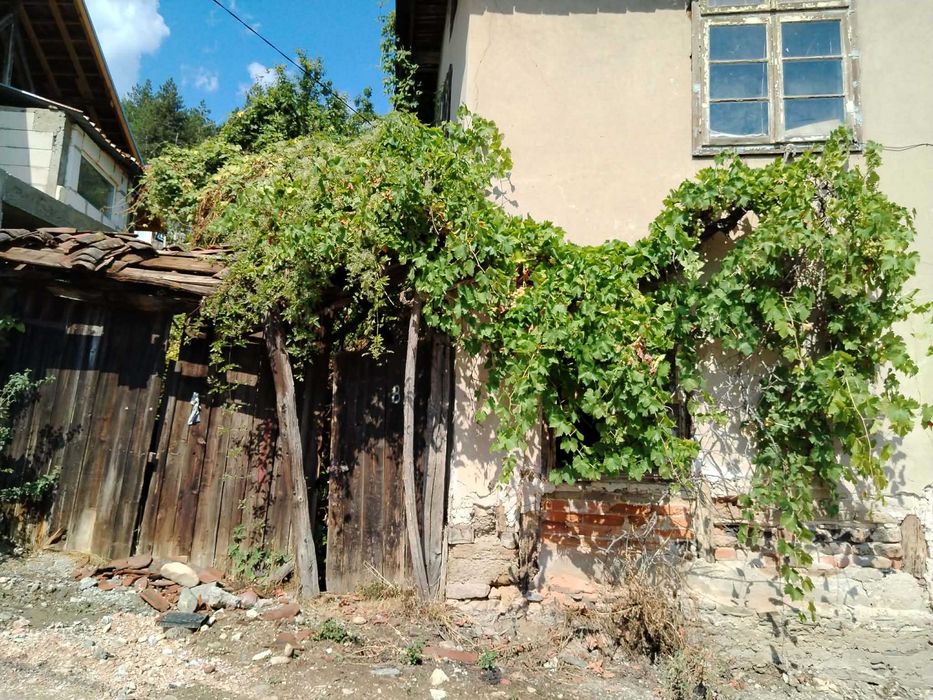Продавам къща с двор