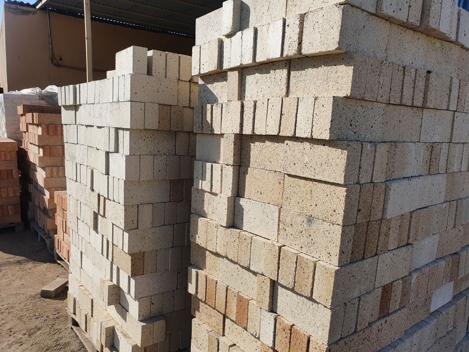 Реализуем  огнеупорный  кирпичи  и дверцы для печи чугунные.