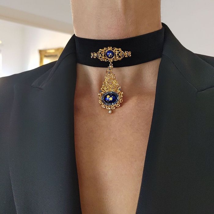 brosa antique, aur 18k, safire si email, certif.