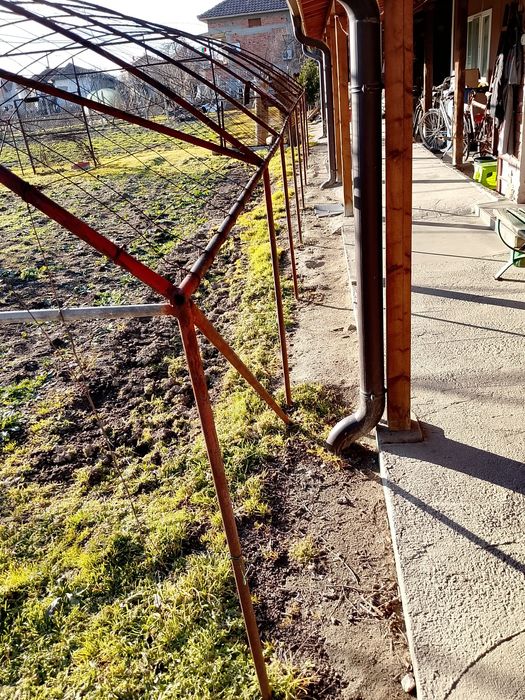 Дом и градина оранжерия Добро състояние12.м. дълга 6 м широка висока 3