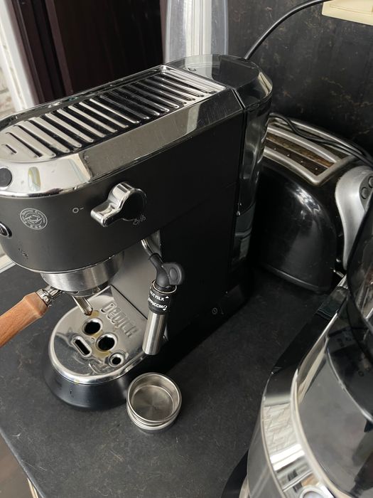 Кафемашина Delonghi Dedica + Конусна кафемелачкаDelonghi