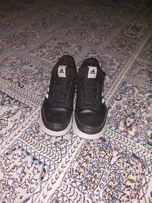 Срочно Продам ADIDAS кроссовки оригинал