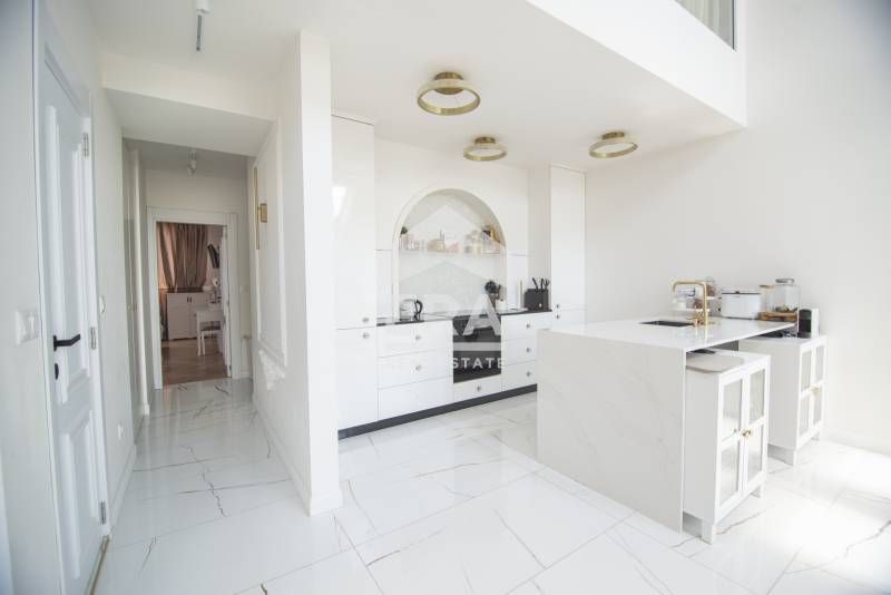 Ексклузивен дизайнерски апартамент с панорамна тераса в широкия център