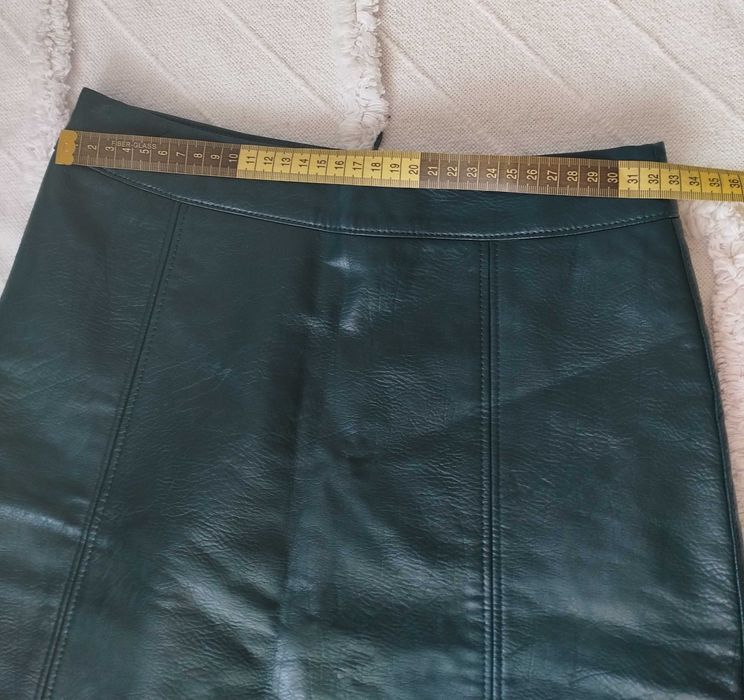 Продавам  зелена кожена пола