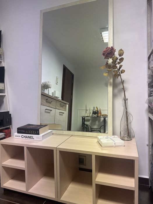 Огледало + две отворени шкафчета