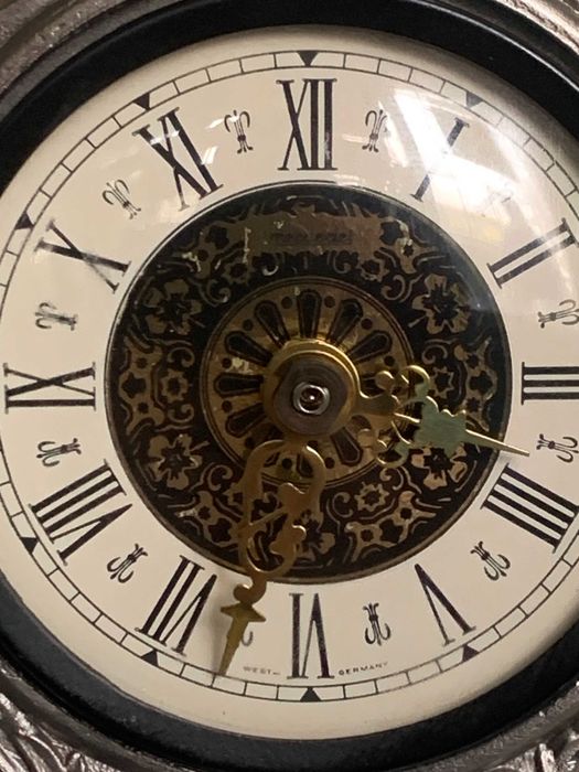 стар настолен часовник
