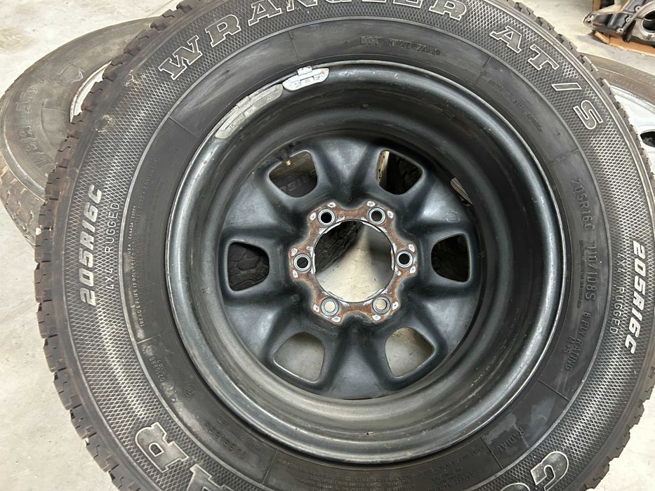 ГУМИ и ДЖАНТА за Toyota Hilux  205/16R 16ки.