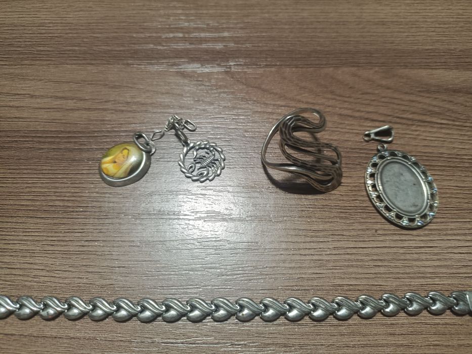 Продаю ломанное серебро 925пр.