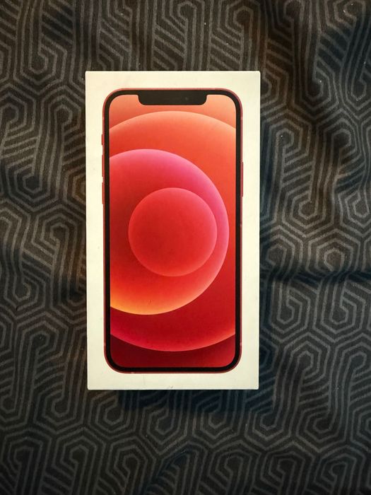 iPhone 12 de color rosu