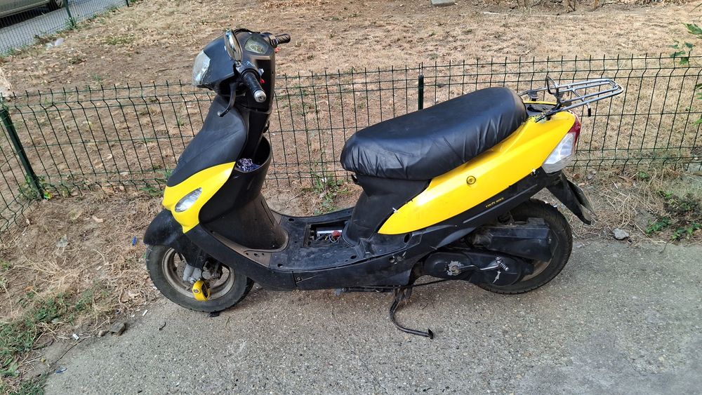 Vând scutr first bike