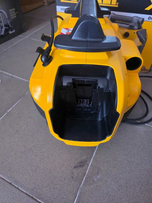 Aspirator umed/uscat Dewalt DCV584L (pentru funcționare cu baterie de 18 volți și la rețea