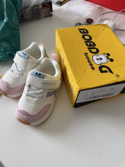 Продам детские кроссовки на девочку