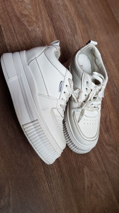 Белые кроссовки 38р.
