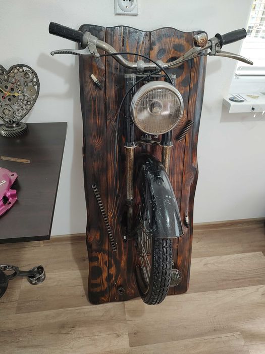 Модерна и стилна нощна лампа от ретро мотор излизащ от стена