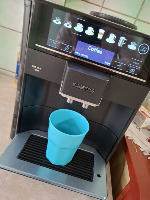 Vând aparat de cafea automat Siemens EQ6 Plus S400, în stare foarte bună, perfect funcțional. Aparatul a fost folosit cu grijă, curățat regulat