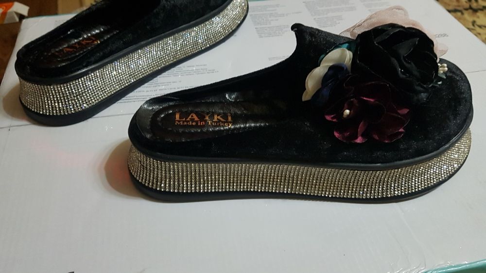 Женская красивая обувь со стразами