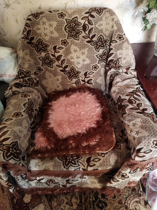 Продам хороший диван с креслами