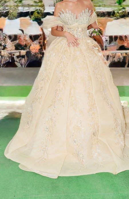 Роклята се продава за 600лв облечена само за 2 часа