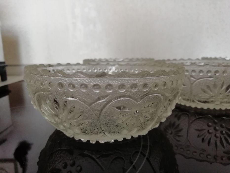 Кристални чаши, купички, 2 бр. вази, 3 бр.плата/ Обща Цена 70 лв.