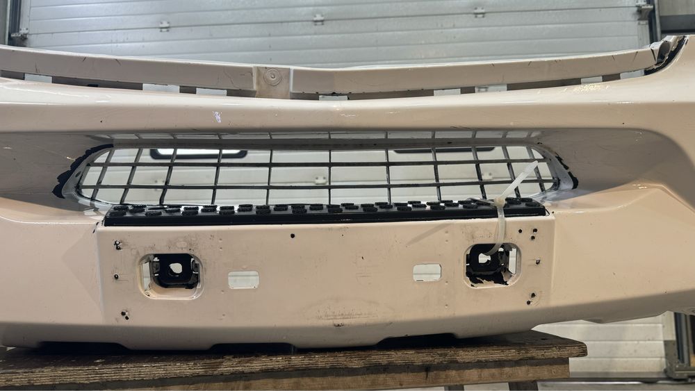 белый передний бампер на mercedes sprinter 906.