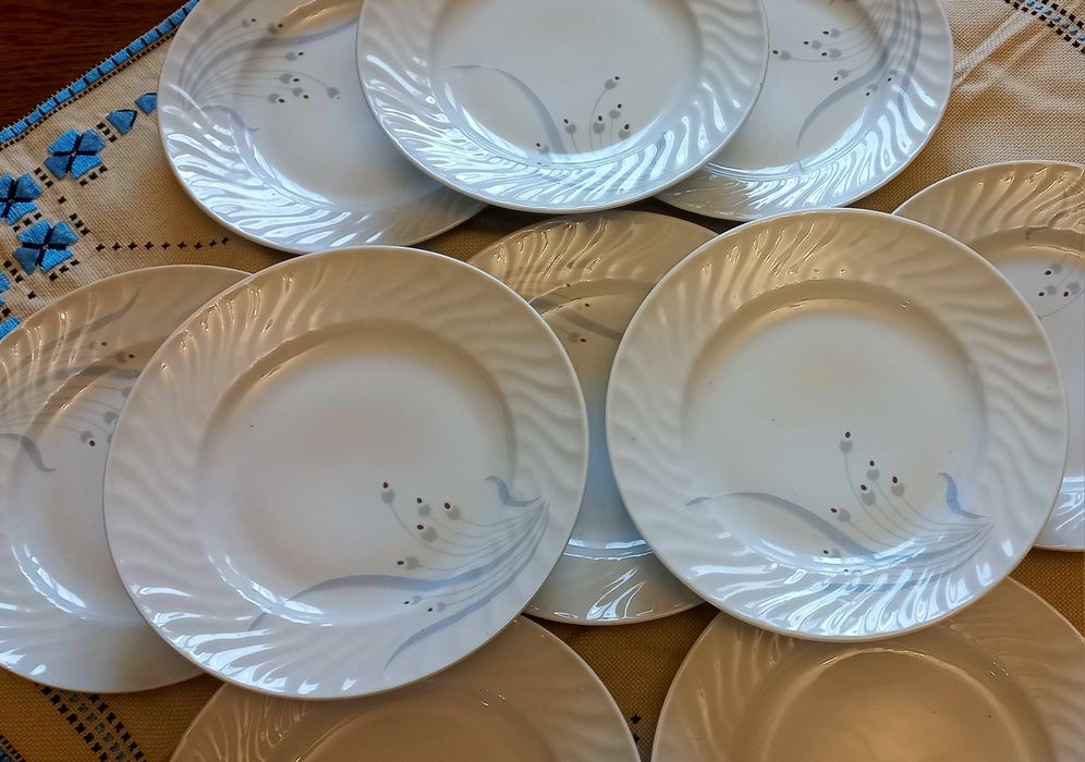 Супник, сосиера и чинии