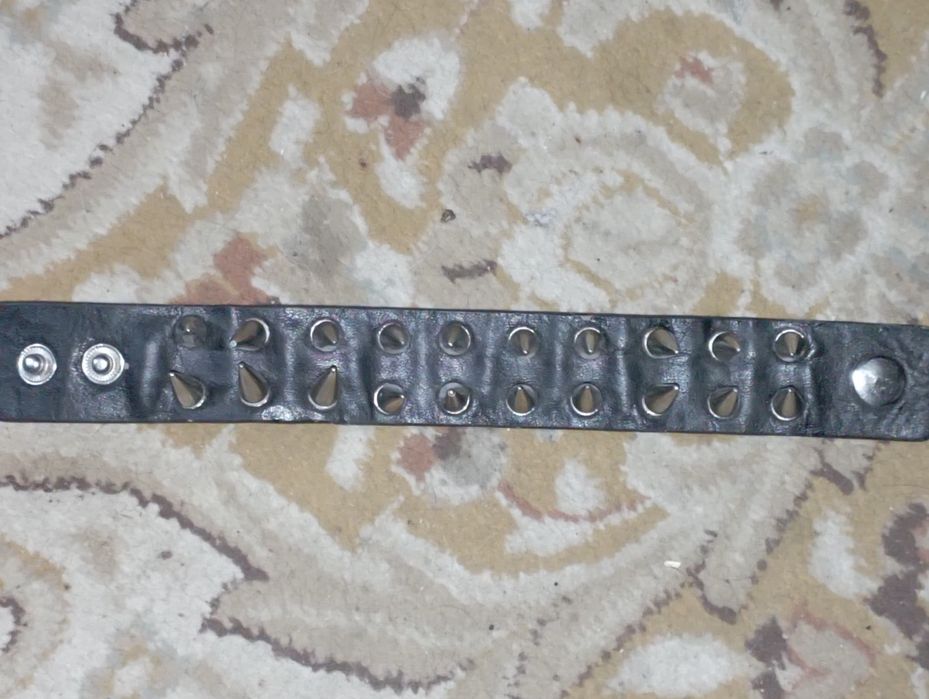 Браслет с шипами