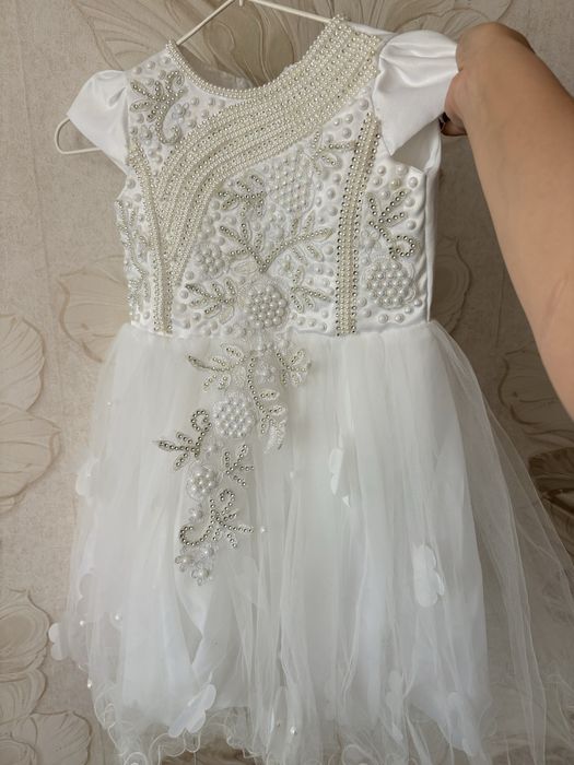 Продам платье на 3-4 года девочке