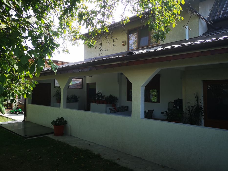 Inchiriez-apartament 2 camere-în vila/la curte.