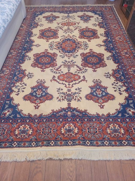 Covor Persan confectionat la Cisnadie manual.