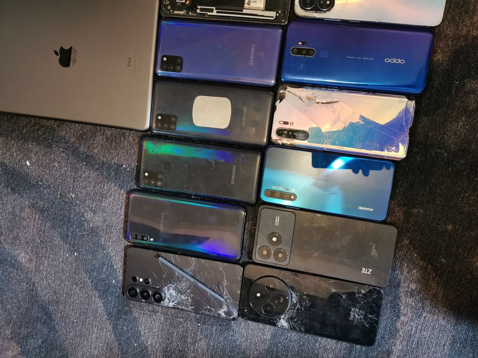 Vand piese de telefoane