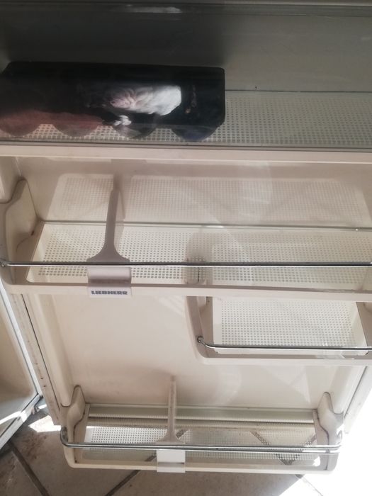 Продавам малък хладилник Либхлер