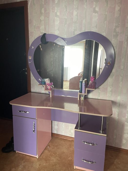 Продам столик для девочки