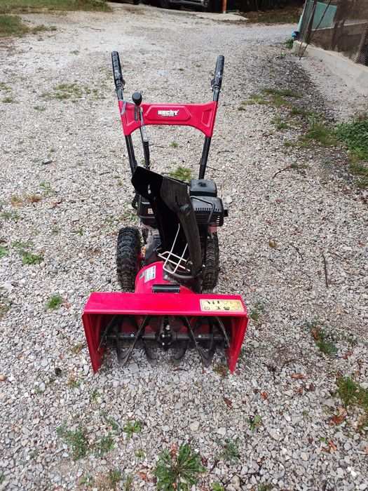 Самоходен бензинов снегорин HECHT 9555, 5.5 к.с., 56 см