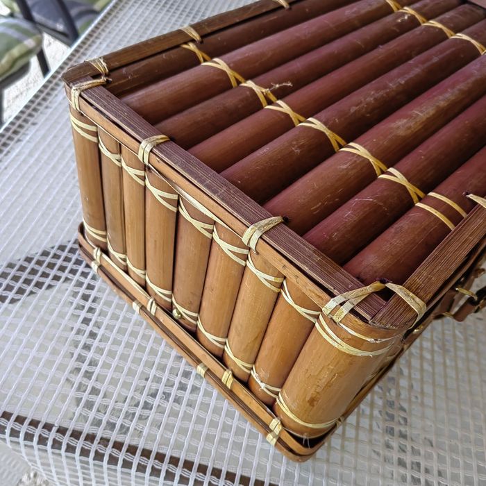 Cos picnic din bambus pentru doua persoane.