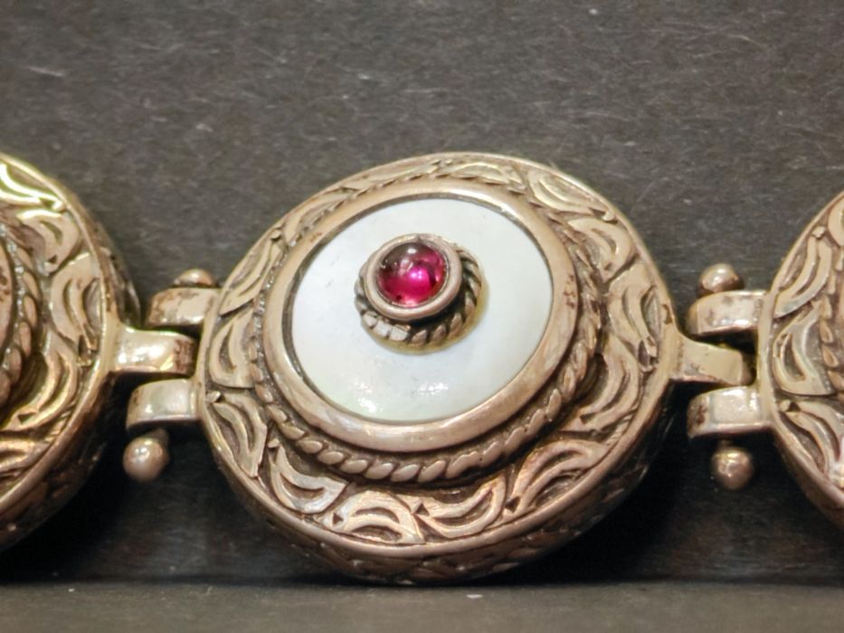 Различни видове гривни