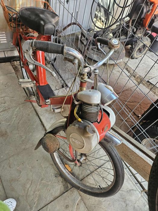 Bicicleta cu pedale pe benzina